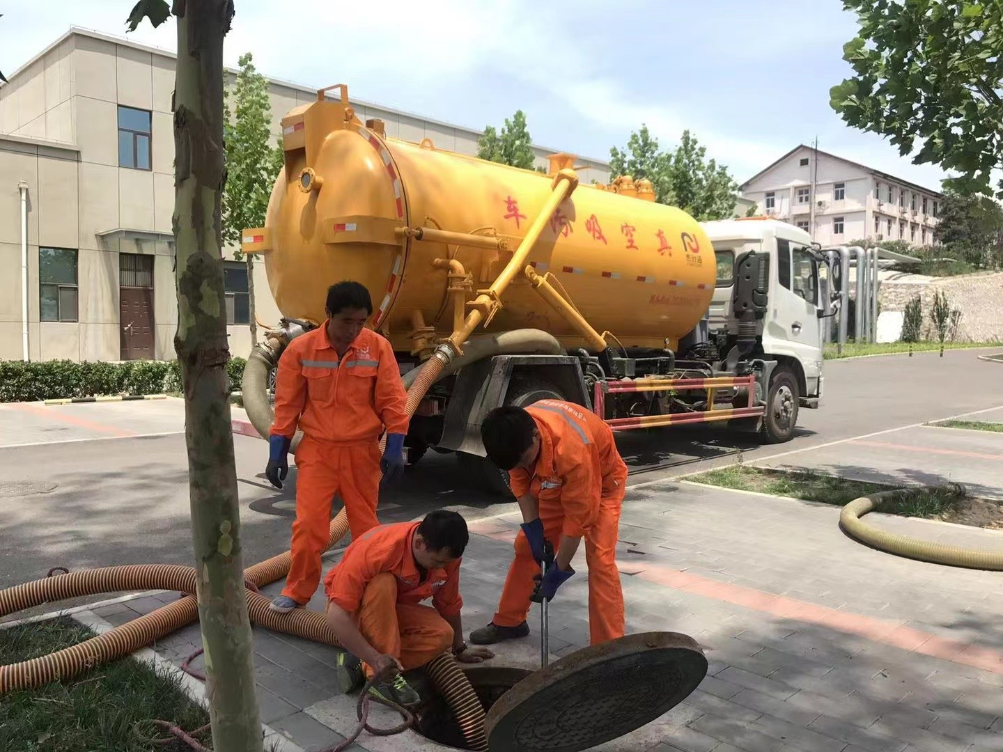 遂平管道疏通车停在窨井附近