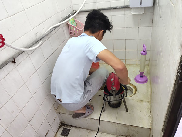 遂平肥皂掉到马桶里把马桶堵住了怎么办？马桶堵住了怎么办
