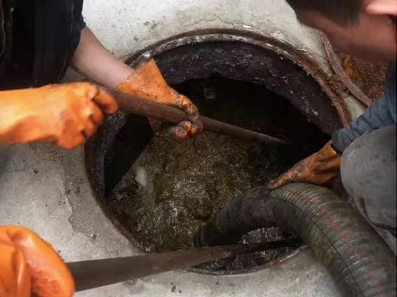 遂平清理化粪池时如何避免沼气的危害？